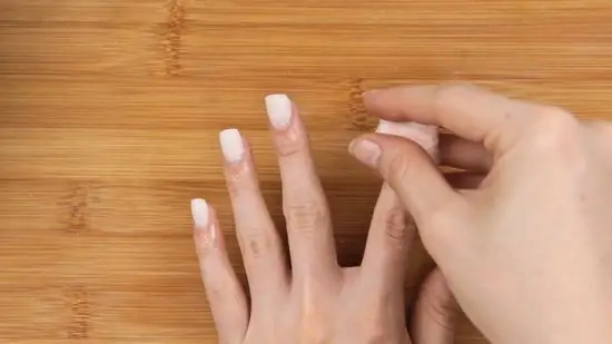 كيفية إزالة السواد حول الأظافر